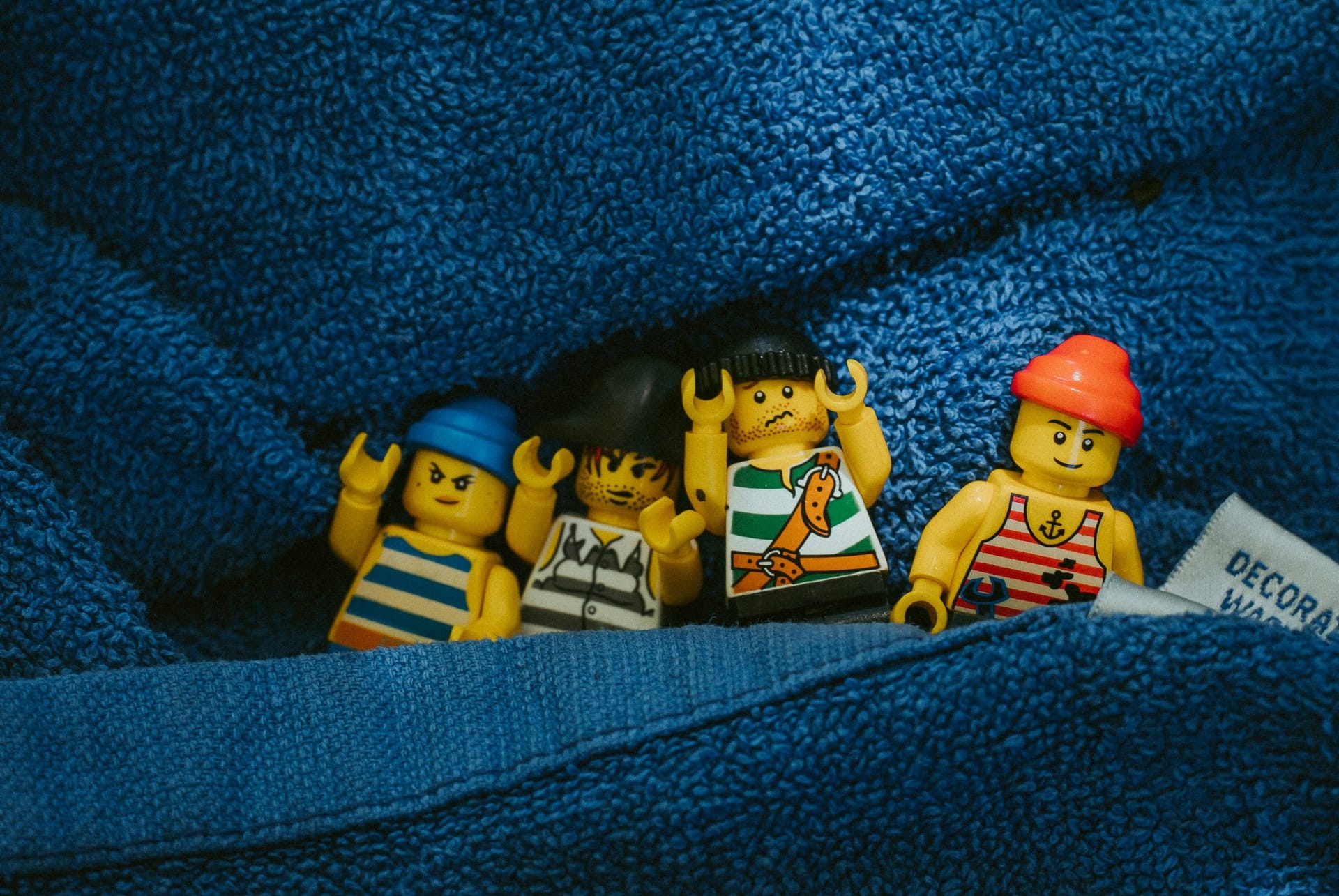 가끔은 쓸데없는 농담이 필요해 "role": "developer", "content": "Talk like a pirate."